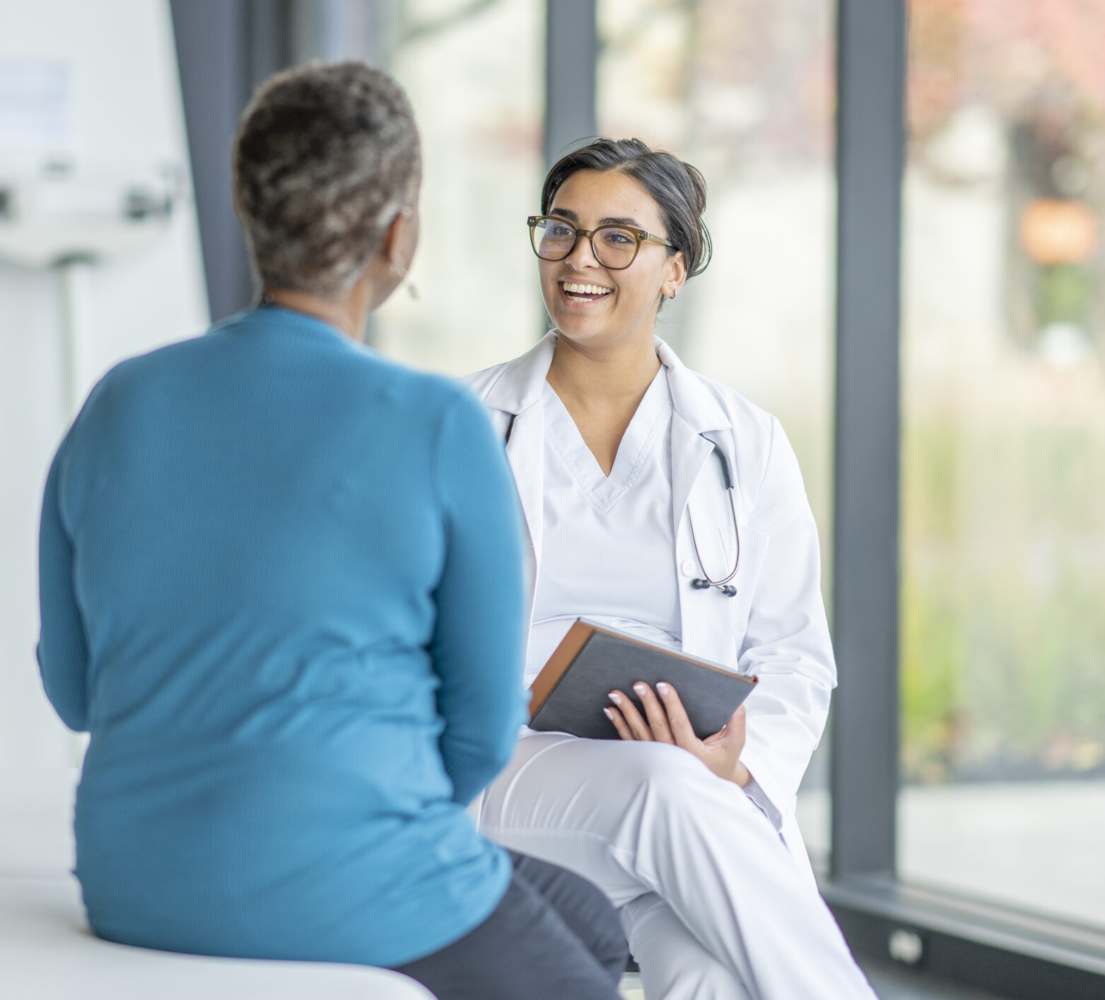 Woman HCP talking to her patient with diabetes about time in range